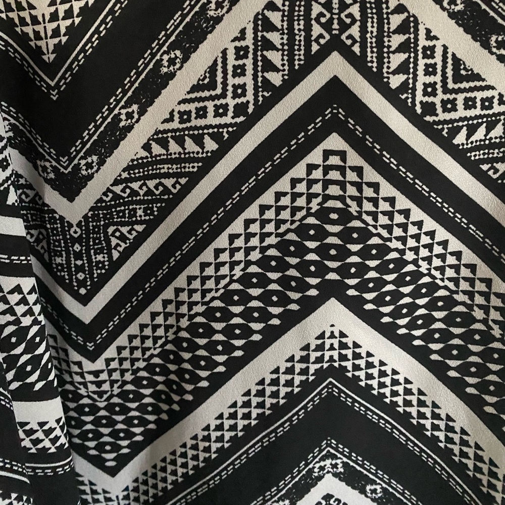 Iz Byer Chevron Blk/Wht Top - Picture 3 of 4